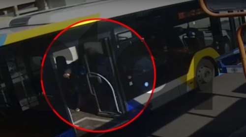 Κορωπί: Βίντεο ντοκουμέντο από τη στιγμή που ο 51χρονος χτυπάει με κατσαβίδι επιβάτη στο λεωφορείο - Μετά πήγε στο ΑΤ