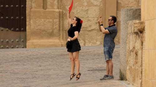 Με βεντάλιες οι δημόσιοι υπάλληλοι στην Ισπανία: Οδηγία για περιορισμό των κλιματιστικών στη δουλειά