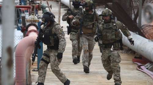 Εντυπωσιακές εικόνες από την κοινή άσκηση δυνάμεων ειδικών επιχειρήσεων Ελλάδας και ΗΠΑ στη Νέα Πέραμο