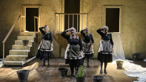 &quot;Σπυριδούλες&quot;: Η σαρωτική παράσταση ταξιδεύει στη Θεσσαλονίκη