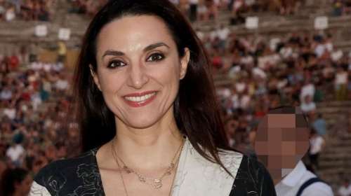 Η Κατερίνα Ευαγγελάτου φόρεσε το κομμάτι πασπαρτού του καλοκαιριού: Απογειώνει κάθε εμφάνιση και ταιριάζει με κάθε στυλ