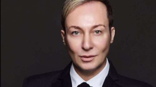 Ο Βασίλειος Κωστέτσος δείχνει την ουλή από την επέμβαση ανοιχτής καρδιάς