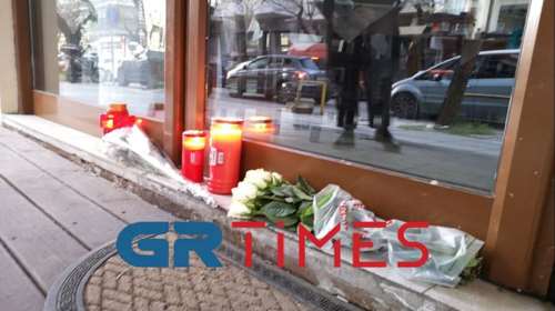 Γυναικοκτονία στη Θεσσαλονίκη: Κεριά και λουλούδια στο καφενείο της 41χρονης μητέρας τριών παιδιών