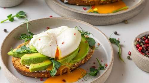 Λιπαρά ή υδατάνθρακες: Τι πρέπει να περιλαμβάνει το πρωινό γεύμα για τις γυναίκες;