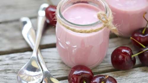 Συνταγή: Ελαφρύ γλυκό ψυγείου με ζελέ κεράσι και γιαούρτι