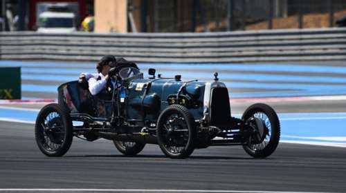 O Vettel ταξίδεψε 100 χρόνια πίσω με την πρώτη αγωνιστική Aston Martin