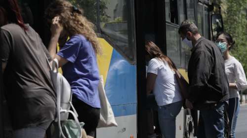 &quot;Πατείς με πατώ σε&quot; στα λεωφορεία της Αθήνας: Αντιδράσεις στην αύξηση της πληρότητας