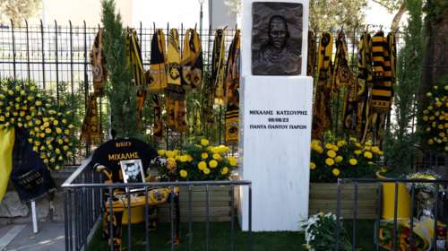 Μιχάλης Κατσουρής: Συγκίνηση στα αποκαλυπτήρια του μνημείου του ένα χρόνο μετά τη δολοφονία του