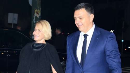 Τζένη Μπαλατσινού: Χαμογελαστή στο πλευρό του συζύγου της - Φόρεσε την αμφιλεγόμενη τάση στις γόβες