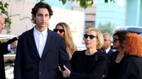 Η Ελλάδα αποχαιρετά τον αγαπημένο της, Διονύση Σαββόπουλο: Όλοι όσοι βρέθηκαν στην κηδεία του