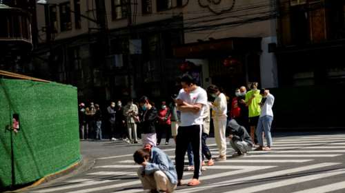 Σανγκάη: Συνεχίζεται το σκληρό lockdown - Ατελείωτες ουρές για PCR στην κινεζική μεγαλούπολη