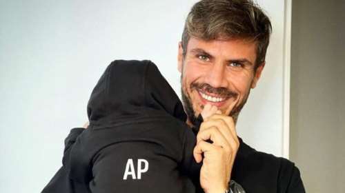 Ο Ακης Πετρετζίκης &quot;έριξε&quot; το instagram: Ανέβασε βίντεο του γιου του που κάνει τα πρώτα του βήματα