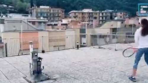 Κορονοϊός: Για ποιο λόγο οι δυο νεαρές Ιταλίδες παίζουν τένις από ταράτσα σε ταράτσα [βίντεο]