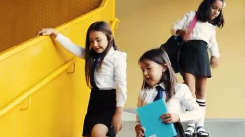 Δημοτικό σχολείο επαναφέρει τη στολή στους μαθητές - &quot;Θυμίζει χούντα&quot;- &quot;Εκμηδενίζει τις ανισοτήτες από τα ακριβά ρούχα&quot;