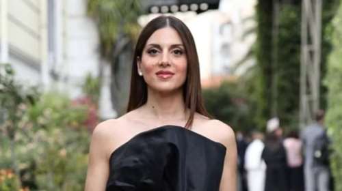 Σταματίνα Τσιμτσιλή: Με μίνι φόρεμα και barely there πέδιλα σε fashion show