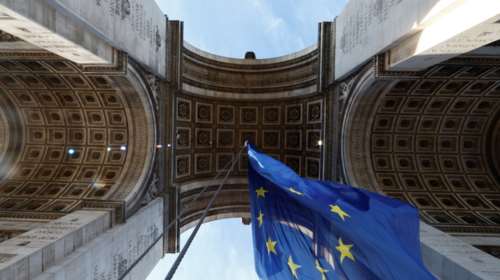 Γαλλία: Πυρ ομαδόν δεξιάς και ακροδεξιάς στον Μακρόν γιατί &quot;τόλμησε&quot; να βάλει τη σημαία της ΕΕ στην Αψίδα του Θριάμβου