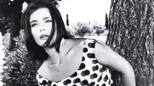 Λάμψη άλλης εποχής: Η Τζένη Καρέζη με τον Αλέν Ντελόν και τη Ρόμι Σνάιντερ στην Επίδαυρο, στα &#39;60s [εικόνα]