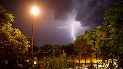 Μεσολόγγι: Έπεσε κεραυνός σε στρατόπεδο - Τέσσερα άτομα προληπτικά στο νοσοκομείο