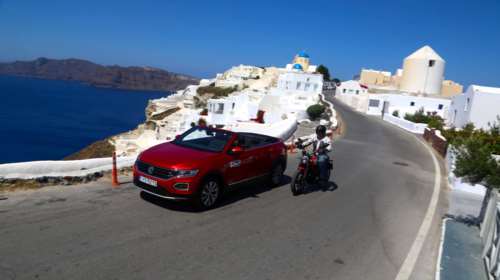 Στη Σαντορίνη με VW T-Roc Cabriolet και Ducati Scrambler