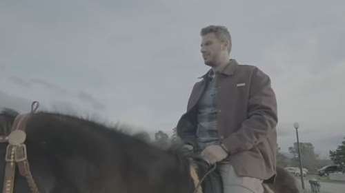 Τραυματίστηκε ο Άκης Πετρετζίκης: Έπεσε από άλογο - Η σοκαριστική στιγμή της πτώσης του