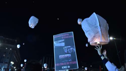 Συγκέντρωση στη Βουλή: &quot;Έχε το νου σου στο παιδί&quot;, φαναράκια στον ουρανό για τους νεκρούς στα Τέμπη - Συλλαλητήριο την Κυριακή στο Σύνταγμα