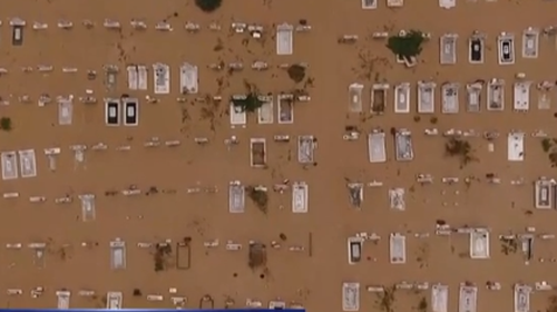 Φρίκη στην Καρδίτσα: Βγήκαν σοροί στους δρόμους από τα σπασμένα μνήματα [Βίντεο}