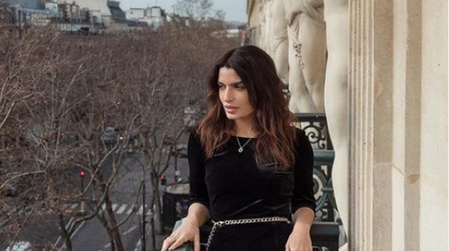 Tόνια Σωτηροπούλου: Ποζάρει στο Παρίσι με little black dress - Η ασυνήθιστη εμφάνιση
