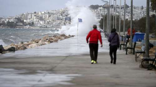 Ραγδαία αλλαγή του καιρού από την Κυριακή: Βοριάδες και βροχές ρίχνουν τη θερμοκρασία