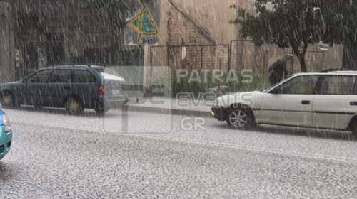 &quot;Άνοιξαν&quot; οι ουρανοί στην Πάτρα: Το χαλάζι &quot;άσπρισε&quot; το κέντρο - Χιόνισε στο Χιονοδρομικό Κέντρο Καλαβρύτων [εικόνες-βίντεο]