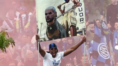 Απίστευτος Ντάμφρις: Yψωσε πανό που του έδωσαν οι οπαδοί και έγινε χαμός στην παρέλαση για το Scudetto