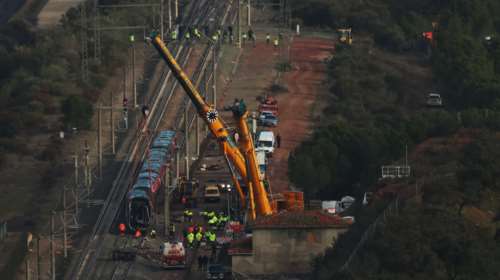 Ισπανία: Δυο γερανοί στον τόπο της σιδηροδρομικής τραγωδίας- "Συμπίεσαν το έδαφος" για να δουλέψουν