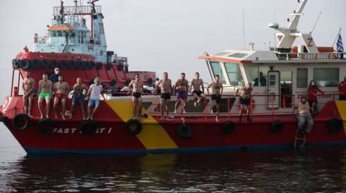 Θεοφάνεια στη Θεσσαλονίκη: Αγιασμός των υδάτων με κυγκλιδώματα και μάσκες [Εικόνες-Βίντεο]