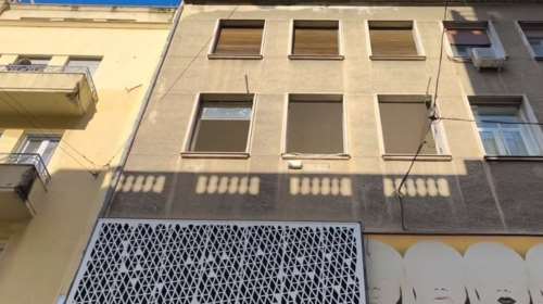 Ερμού: Σοβάδες έπεσαν από 2ο όροφο κτιρίου και τραυμάτισαν ηλικιωμένη στο κεφάλι [βίντεο]