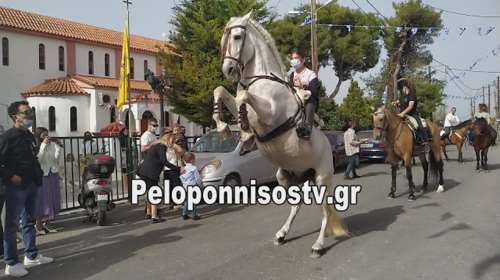 Αναβίωσε το έθιμο: Οι καβαλάρηδες του Άη-Γιώργη στην Κόρινθο [Βίντεο]
