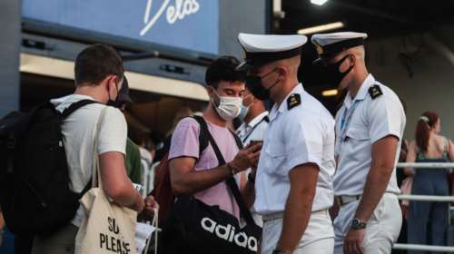 Αρνητές εμβολιασμού το 15% των ενστόλων - Τα ποσοστά εμβολιασμού σε ΕΛ.ΑΣ., πυροσβεστική και λιμενικό