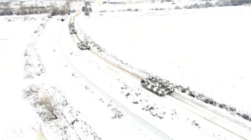 Ασκηση του πυροβολικού μέσα στα χιόνια- Εντυπωσιακές εικόνες που θυμίζουν πόλεμο