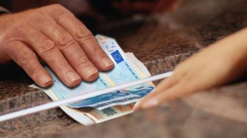 Έπαιρνε επί 14 χρόνια τη σύνταξη του στρατιωτικού πατέρα του που είχε πεθάνει