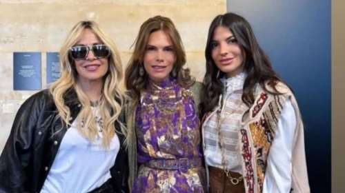 Στην παραλία Φοινικούδες της Κύπρου η Άννα Βίσση και η  Δήμητρα Κούστα