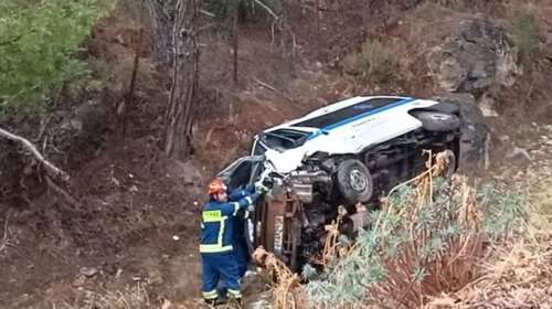 Καισαριανή: Ασθενοφόρο ιδιωτικής κλινικής έπεσε σε ρεματιά  - Τρεις τραυματίες