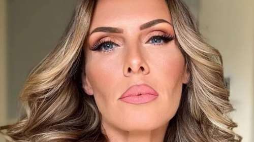 What a body: Η Εβελίνα Παπούλια φοράει κορμάκι με κολάν επί σκηνής και εντυπωσιάζει με τις αναλογίες της