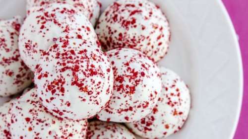 Διαφορετικά μελομακάρονα με γεύση red velvet: Το απρόσμενα πεντανόστιμο γλυκό που πετυχαίνει πάντα