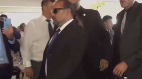 Αρτέμης Σώρρας: Επανεμφάνιση με νέες &quot;απειλές&quot; και...κοτσίδα [Βίντεο]