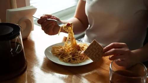 Μακαρόνια με ψωμί: Τελικά παχαίνει αυτός ο συνδυασμός υδατανθράκων;