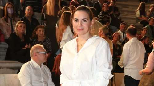 Η Όλγα Κεφαλογιάννη casual chic στο Σούνιο: Πώς συνδύασε το denim παντελόνι της;