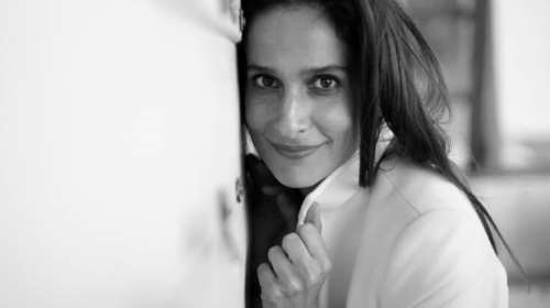 Μαρίνα Καλογήρου: Η πρωταγωνίστρια του Χριστόφορου Παπακαλιάτη σε σπάνια εμφάνιση με κοντή δερμάτινη φούστα