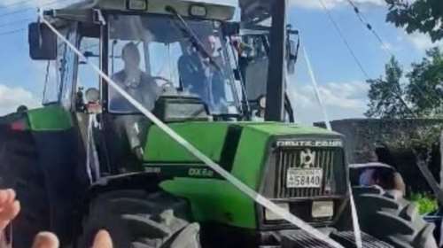 Διαφορετικός γάμος στην Κοζάνη - Ο γαμπρός πήγε στην εκκλησία με... τρακτέρ [βίντεο]