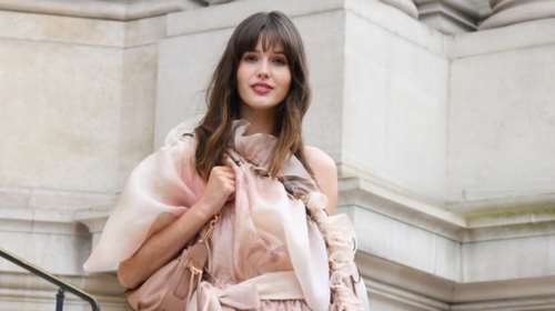 Ξέχνα το brat: Όλα τα cool girls ψηφίζουν αυτή την αισθητική για το καλοκαίρι