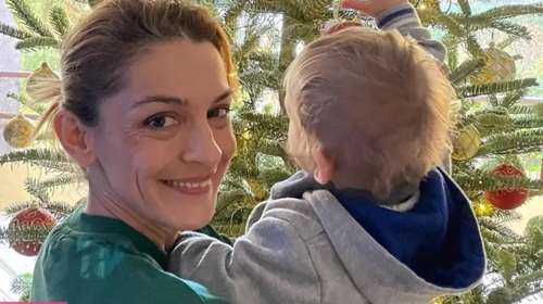 Η Γιούλικα Σκαφιδά αγκαλιά με τον Άγγελο της: Ο χριστουγεννιάτικος στολισμός τους