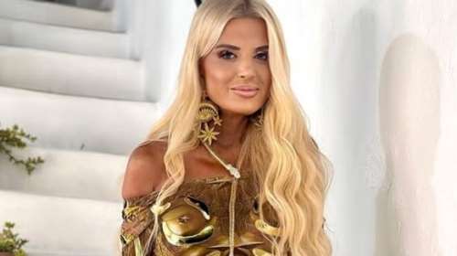 Ολόχρυση... η Μαρίνα Πατούλη - Σταυράκη στα στενά της Πάρου