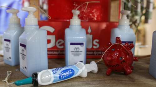 Πάσχα με κορονοϊό: Εμβόλιο Pfizer, ιός και αντισηπτικό - Οι απίστευτες λαμπάδες που πωλούνται στη Θεσ/νίκη [Εικόνες]